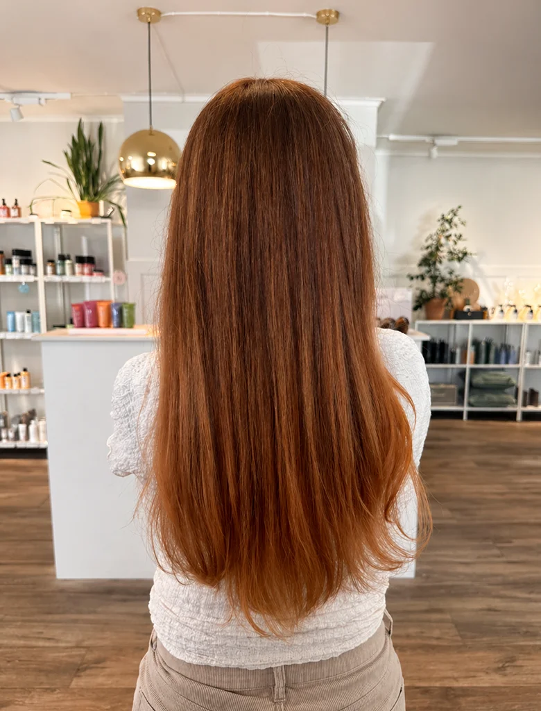 Glansig kopparbrun hårfärg med en mjuk klippning på långt hår hos Hair by Isabelle i Aneby.