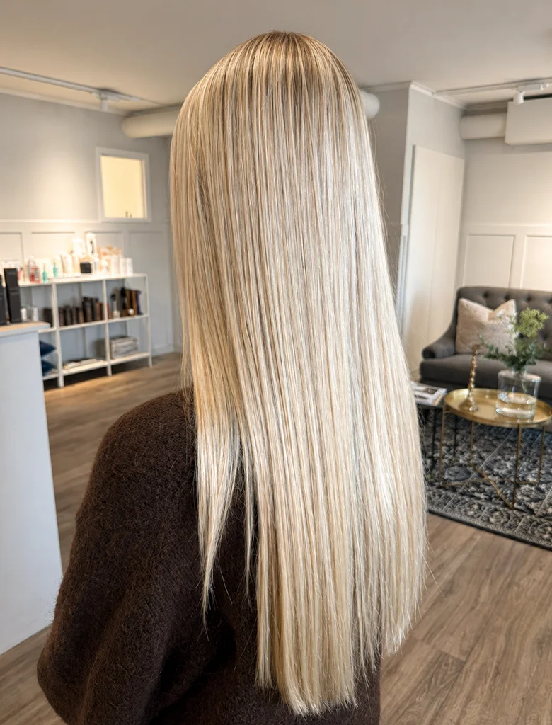 Långt platinablont hår med kall ton utfört av Hair by Isabelle i Aneby.